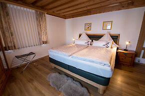 Schlafzimmer mit Kinderbet auf den Ferienbauernhof in der Urlaubsregion Passauer Land